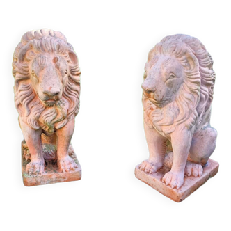 Paire de lion de jardin en terre cuite ancien