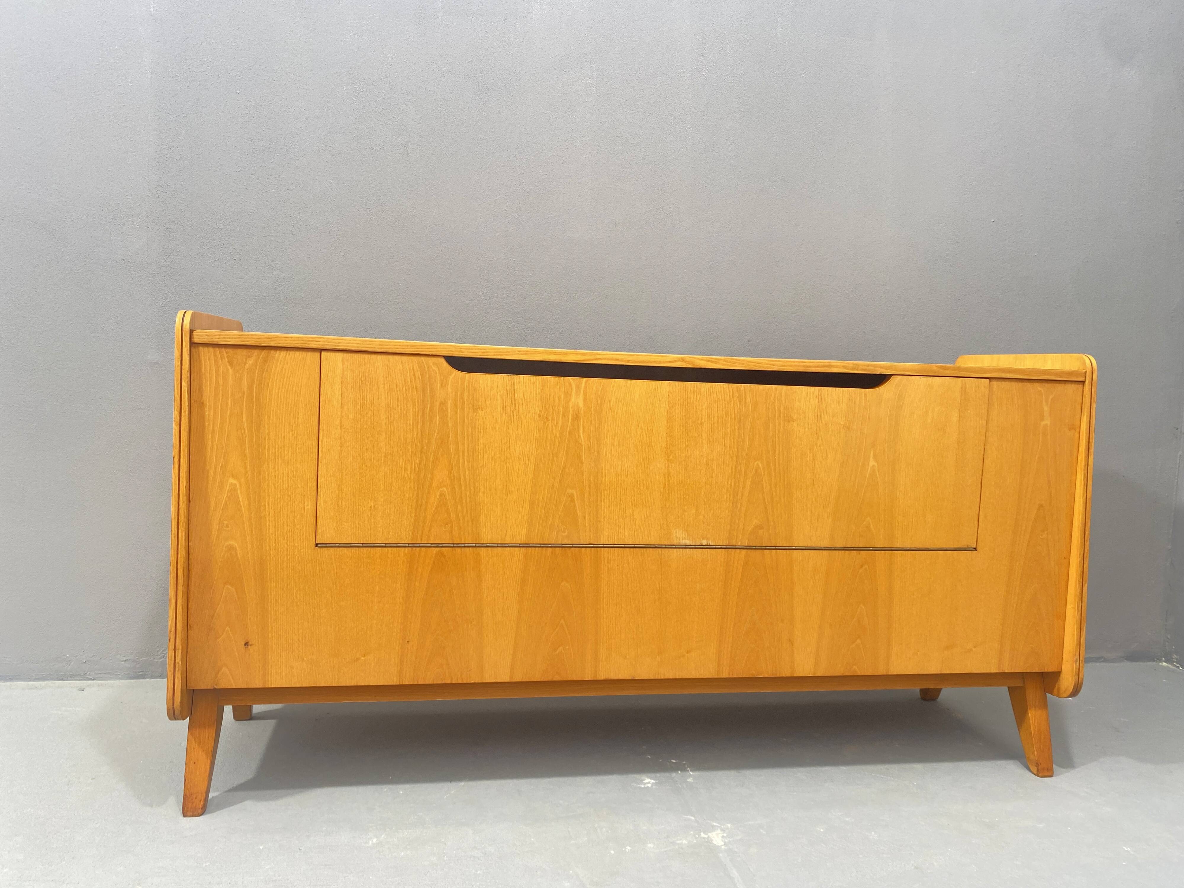 Commode vintage en bois de frêne par F.Jirák pour Tatra, 1960, Tchécoslovaquie
