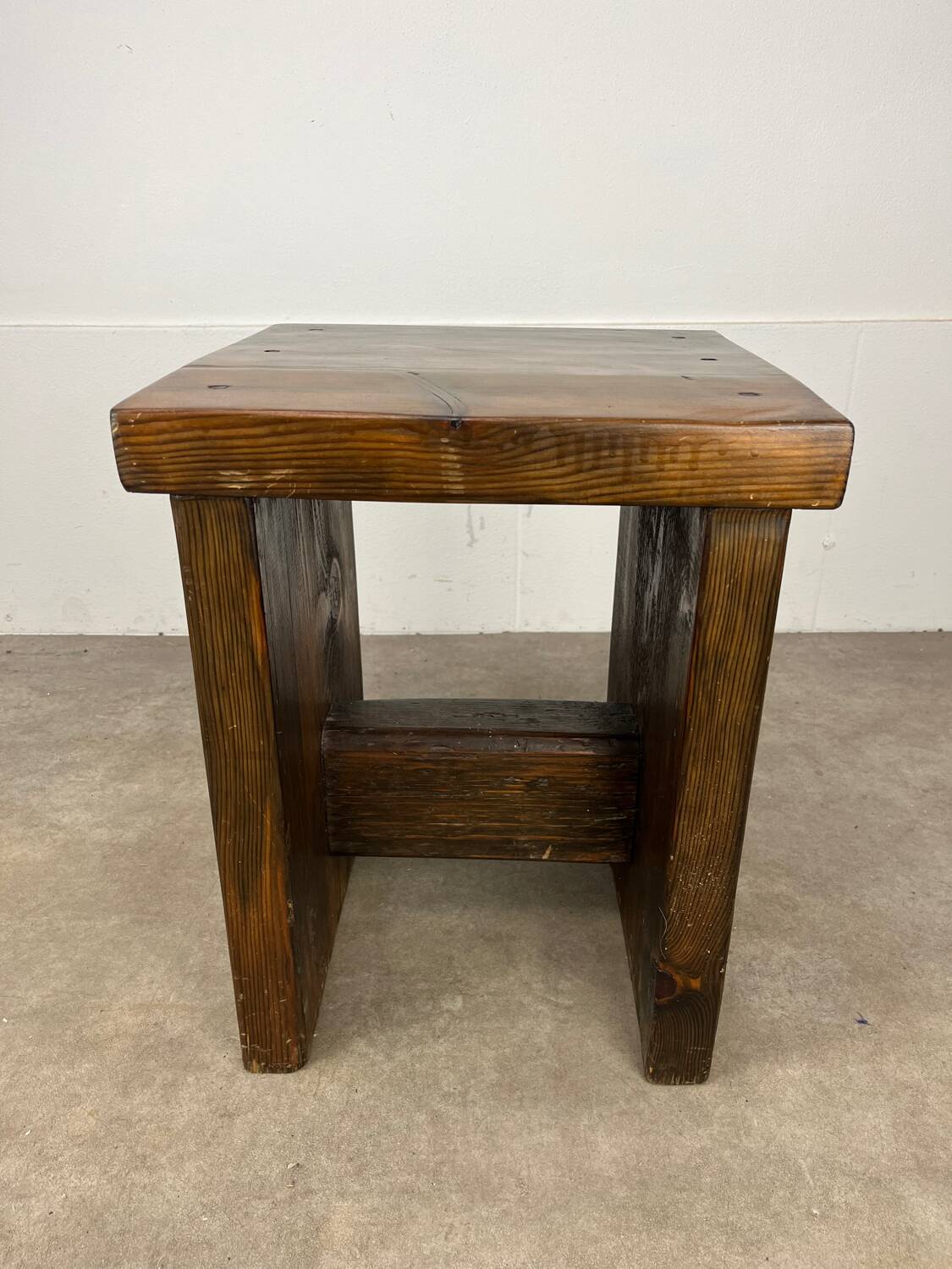 Tabouret brutaliste en bois massif style chalet