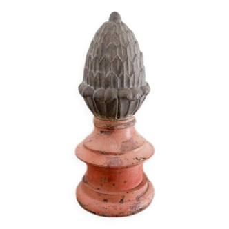 Pomme de pin décorative vintage en fonte sur socle en bois