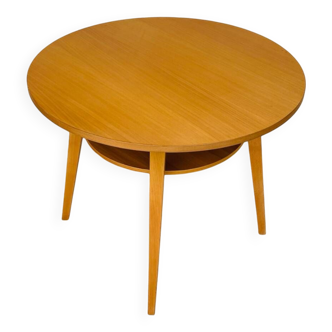 Round dining table