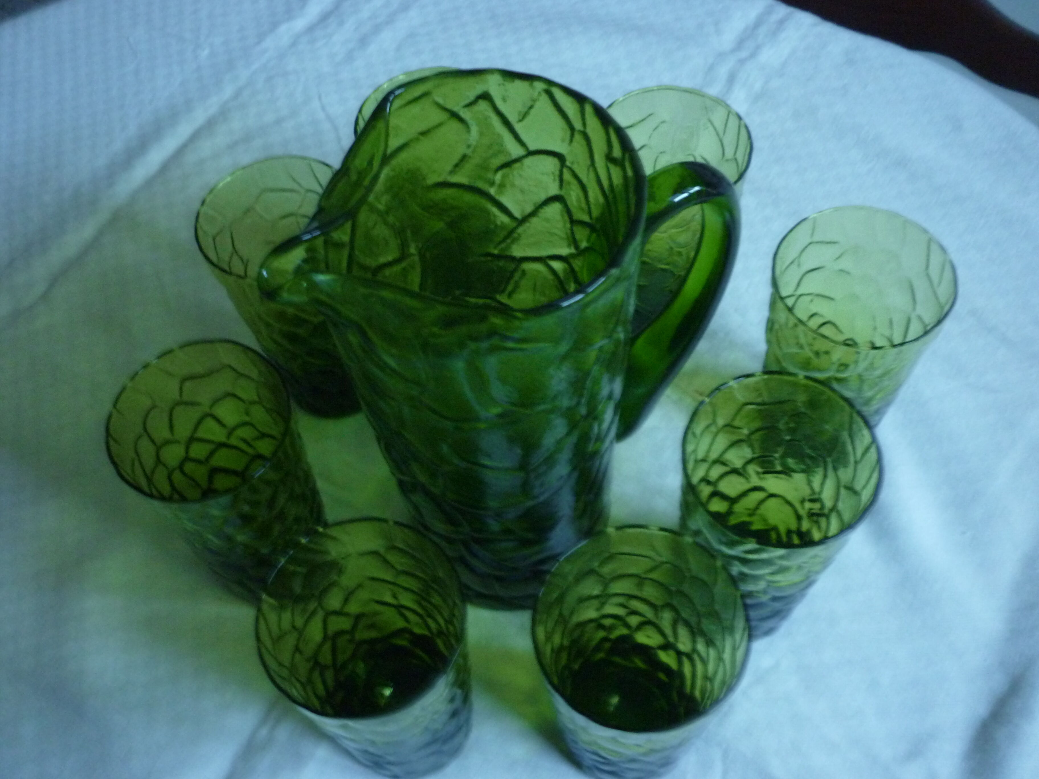 Service a lemonade pitcher and 8 glasses green glass