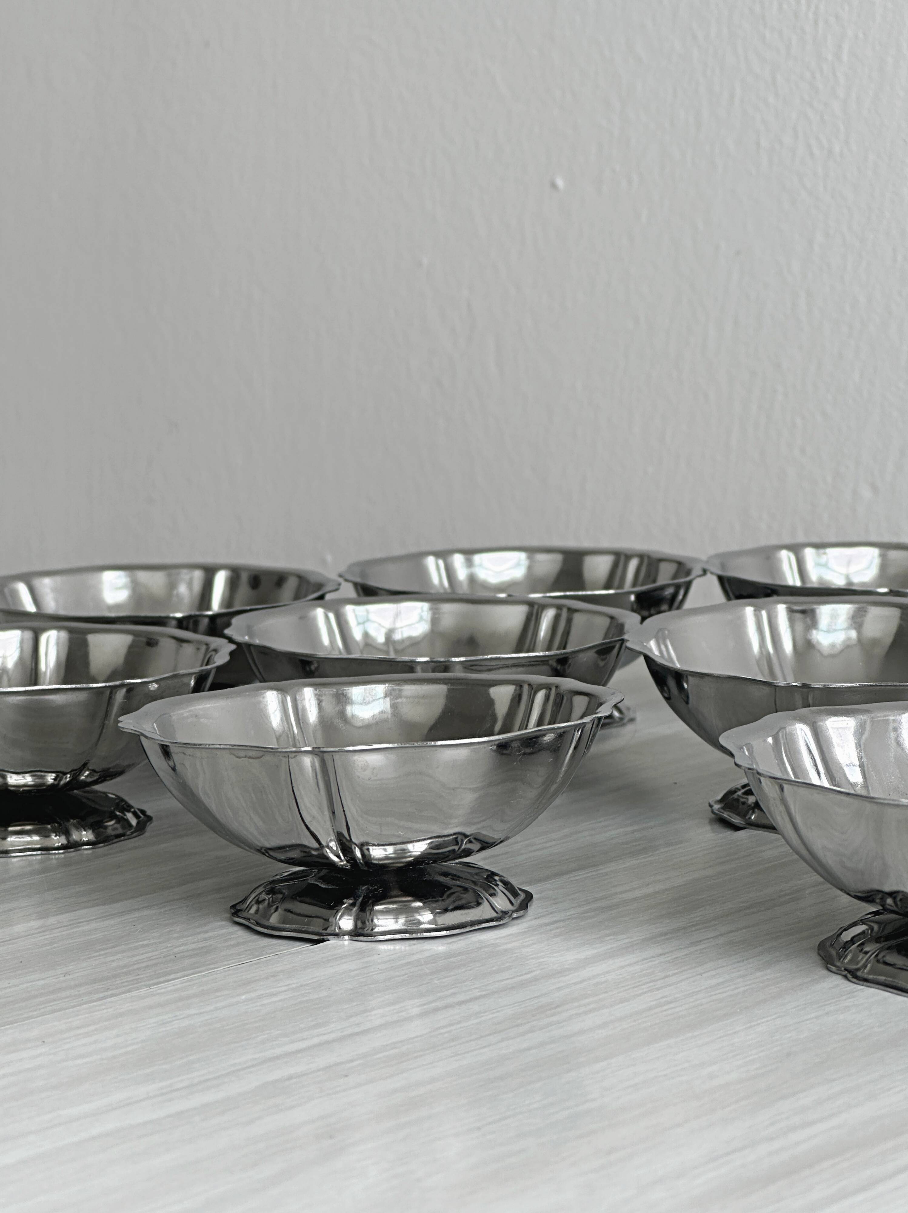 Lot de 9 coupelles basses en métal inox brillant