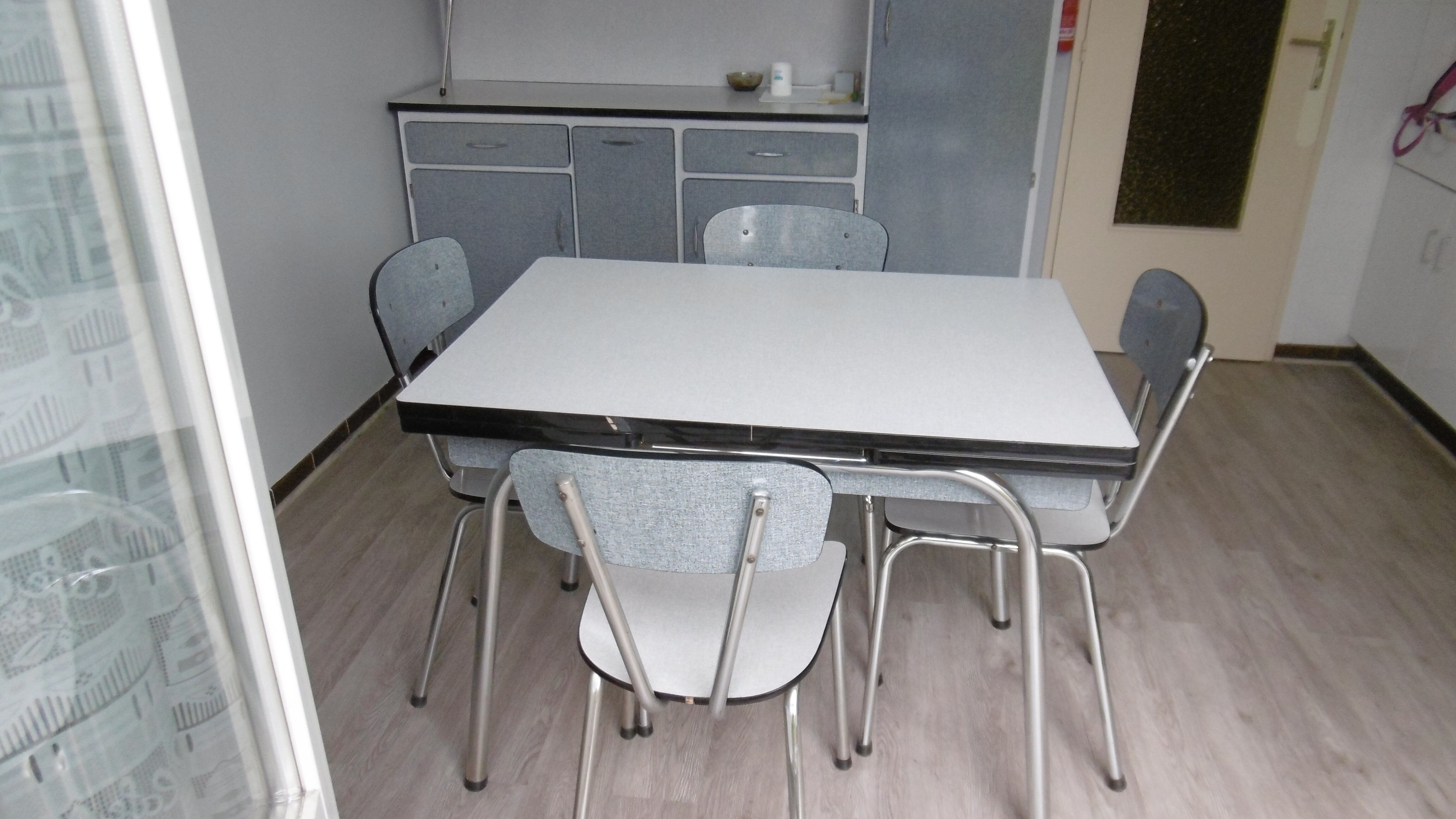 In formica kitchen table with 4 chairs