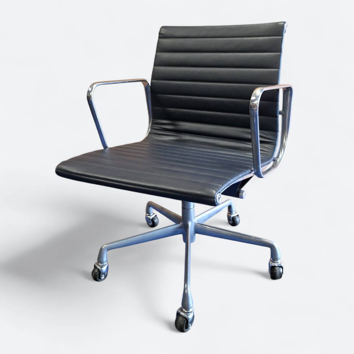 Navy Blue Herman Miller Original Eames EA335 Low Back Office Chair Castor b