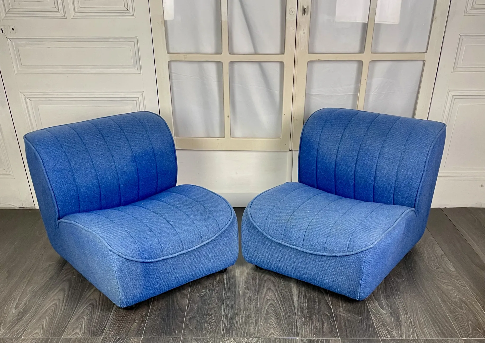 Paire de chauffeuses en drap de laine bleu