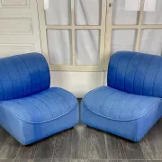 Paire de chauffeuses en drap de laine bleu