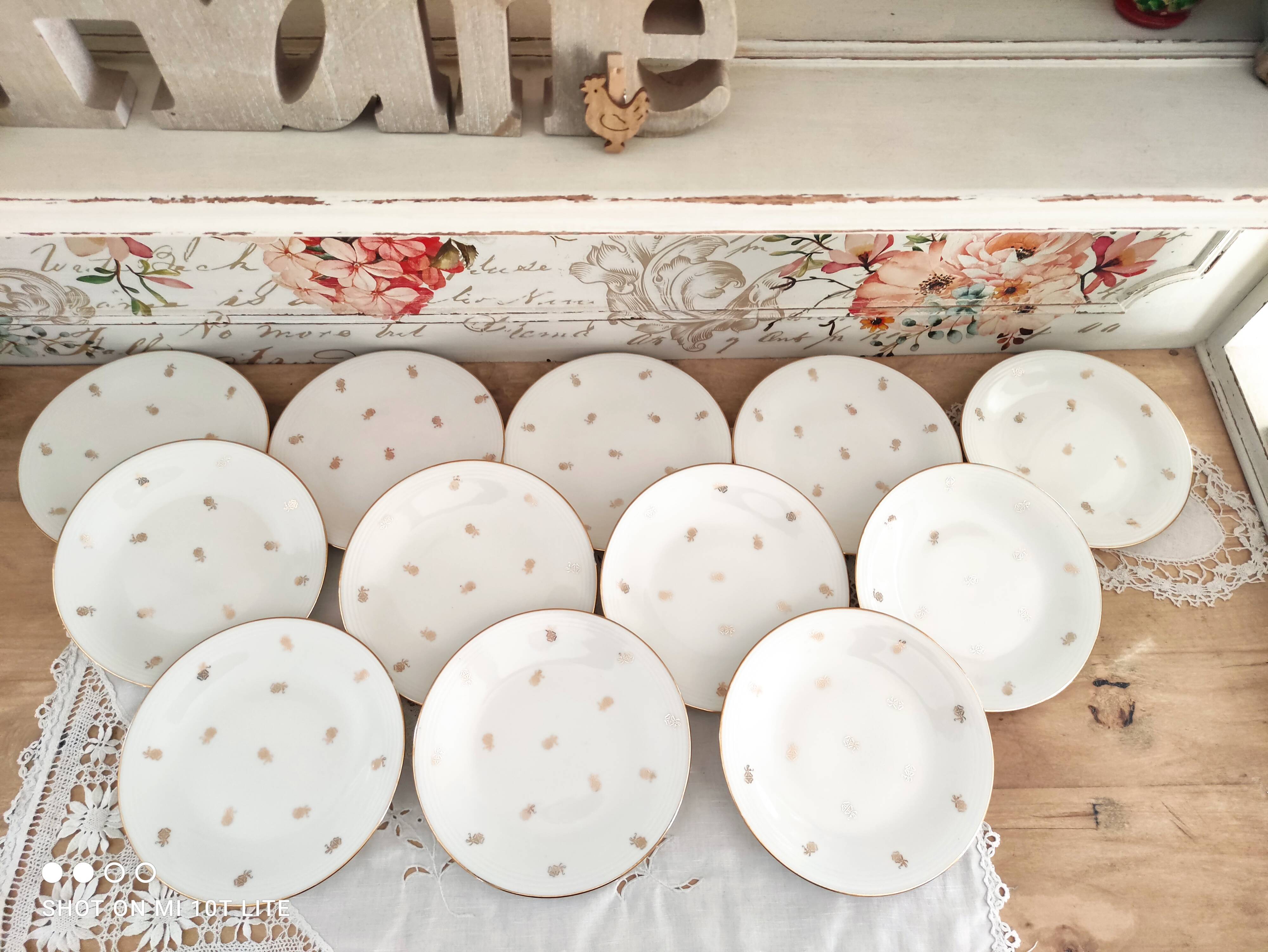 Lot de 12 assiettes à dessert en porcelaine de Limoges décor floral doré