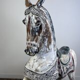 Cheval de manège en bois sculpté et patiné