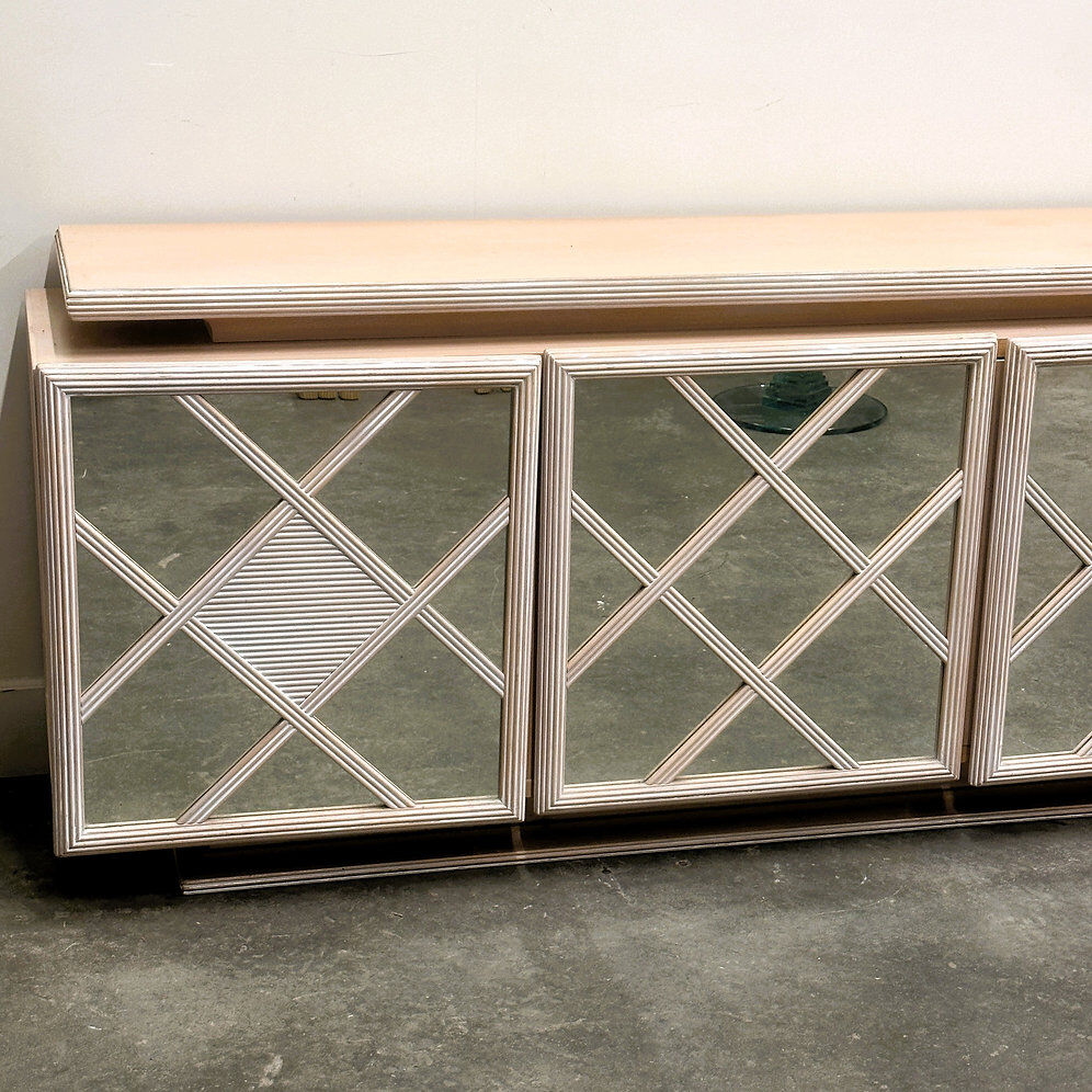 Buffet géométrique rose pâle à miroir Roche Bobois, années 1980, France.