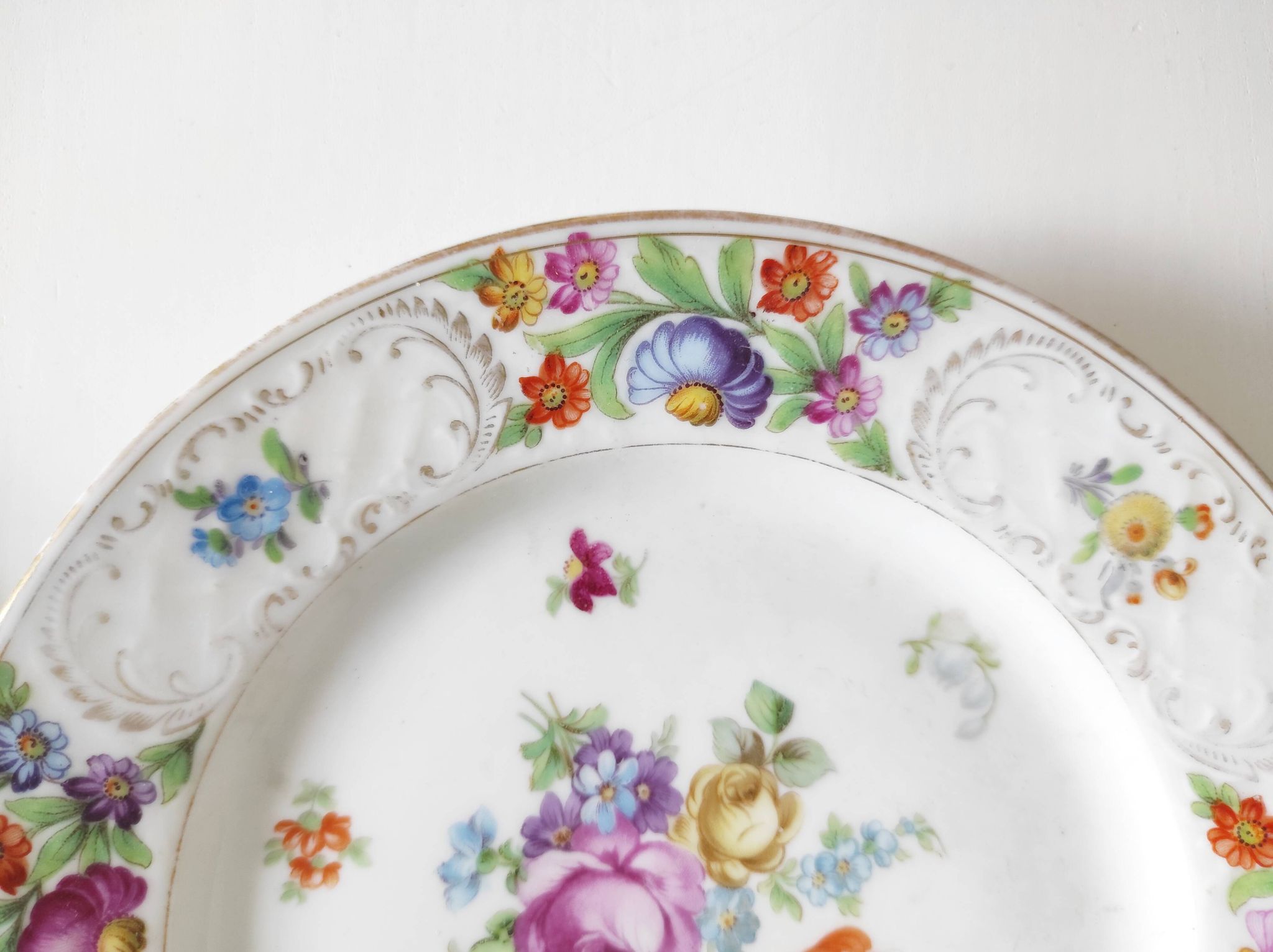 Paire d'assiettes fleuries porcelaine allemande
