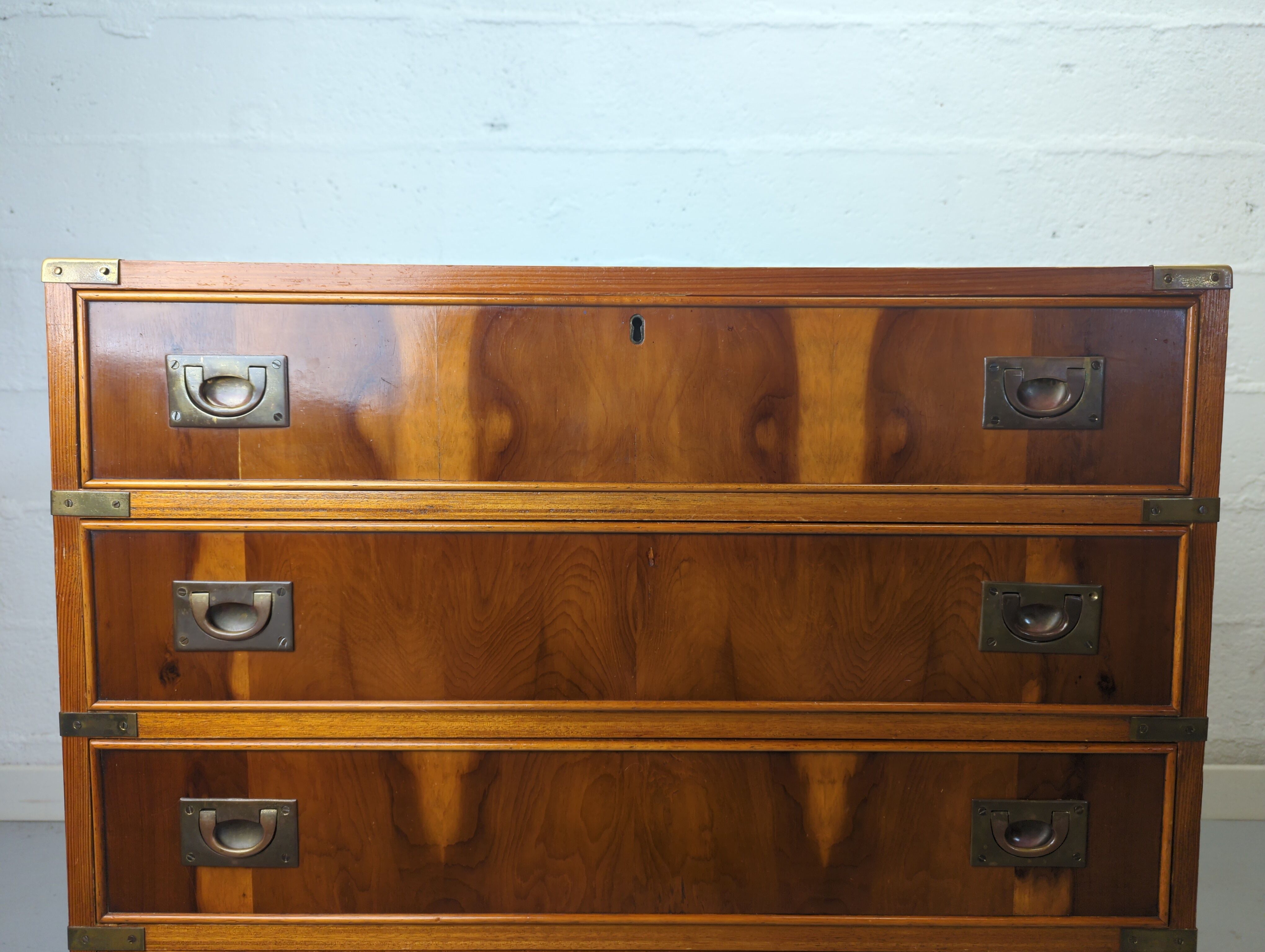 Commode marine secretary