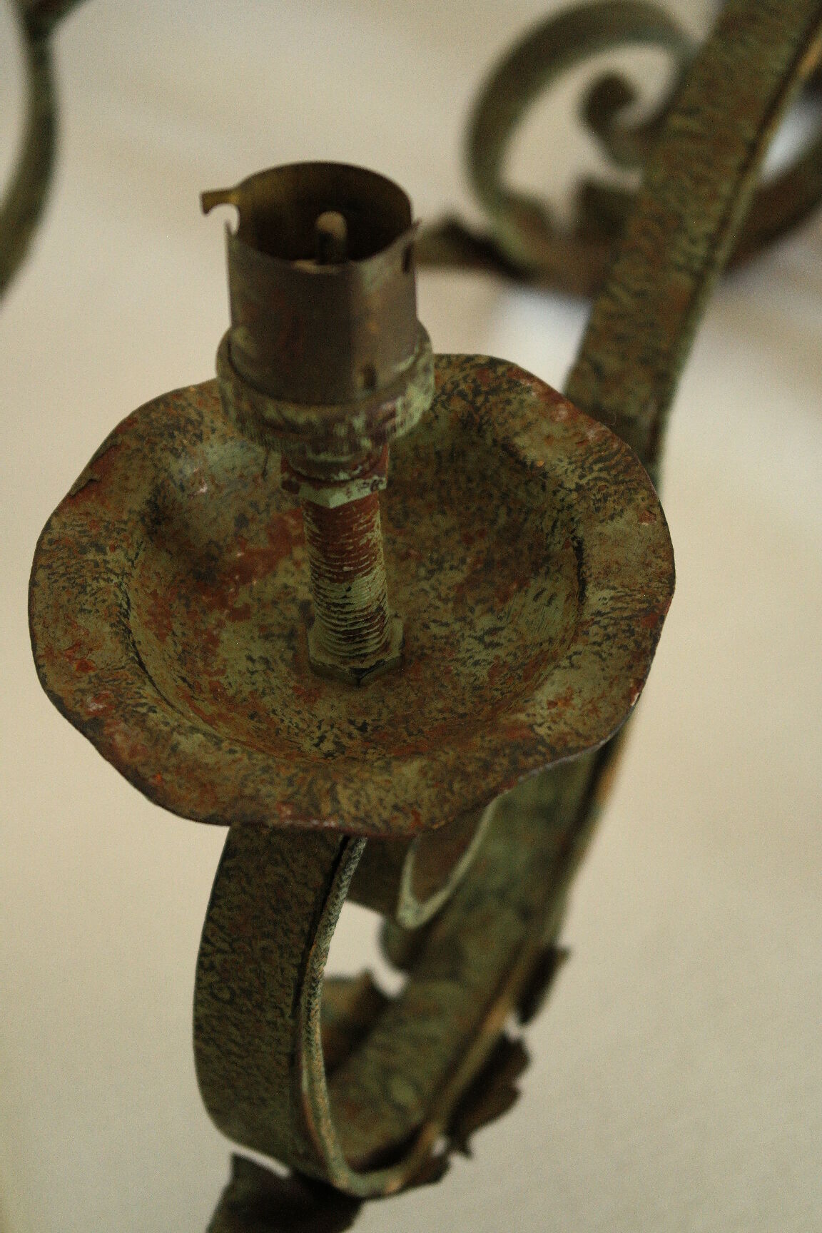 Lustre with 8 branches in wrought iron, grey-green patina and antique gilding.
