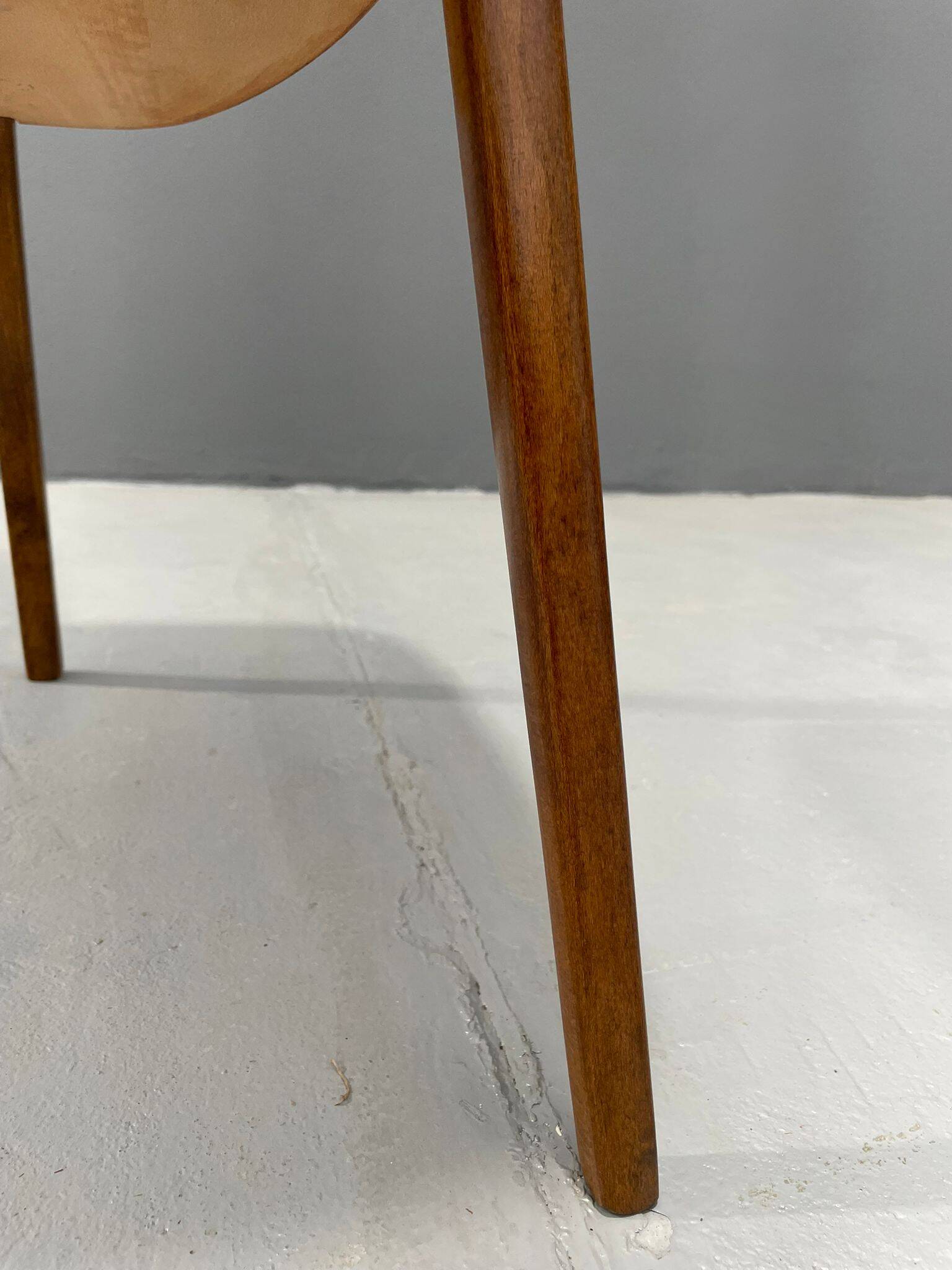 Lampadaire Art Déco avec verre laiteux et table d'appoint, Thonet, années 1950 – Czechos