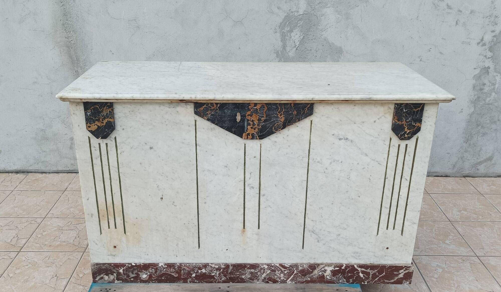 Central island shop counter in marble and oak, Art Deco period.