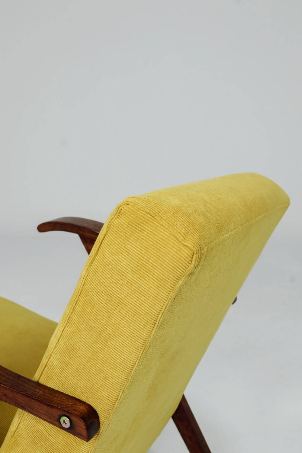 Fauteuil scandinave velours côtelé jaune citron chêne 1960