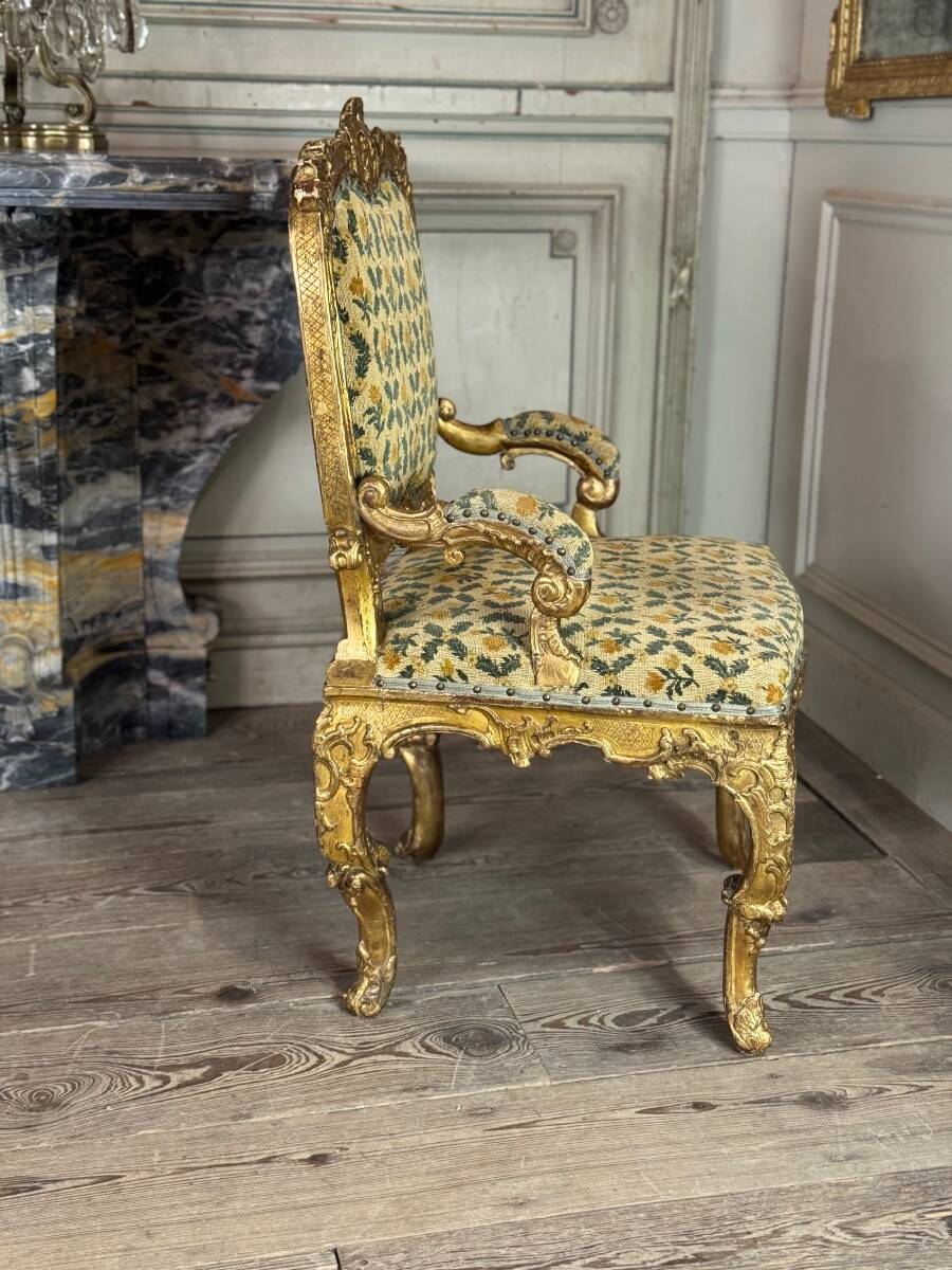Remarkable small armchair in carved and gilded wood, Venice, early 18th century