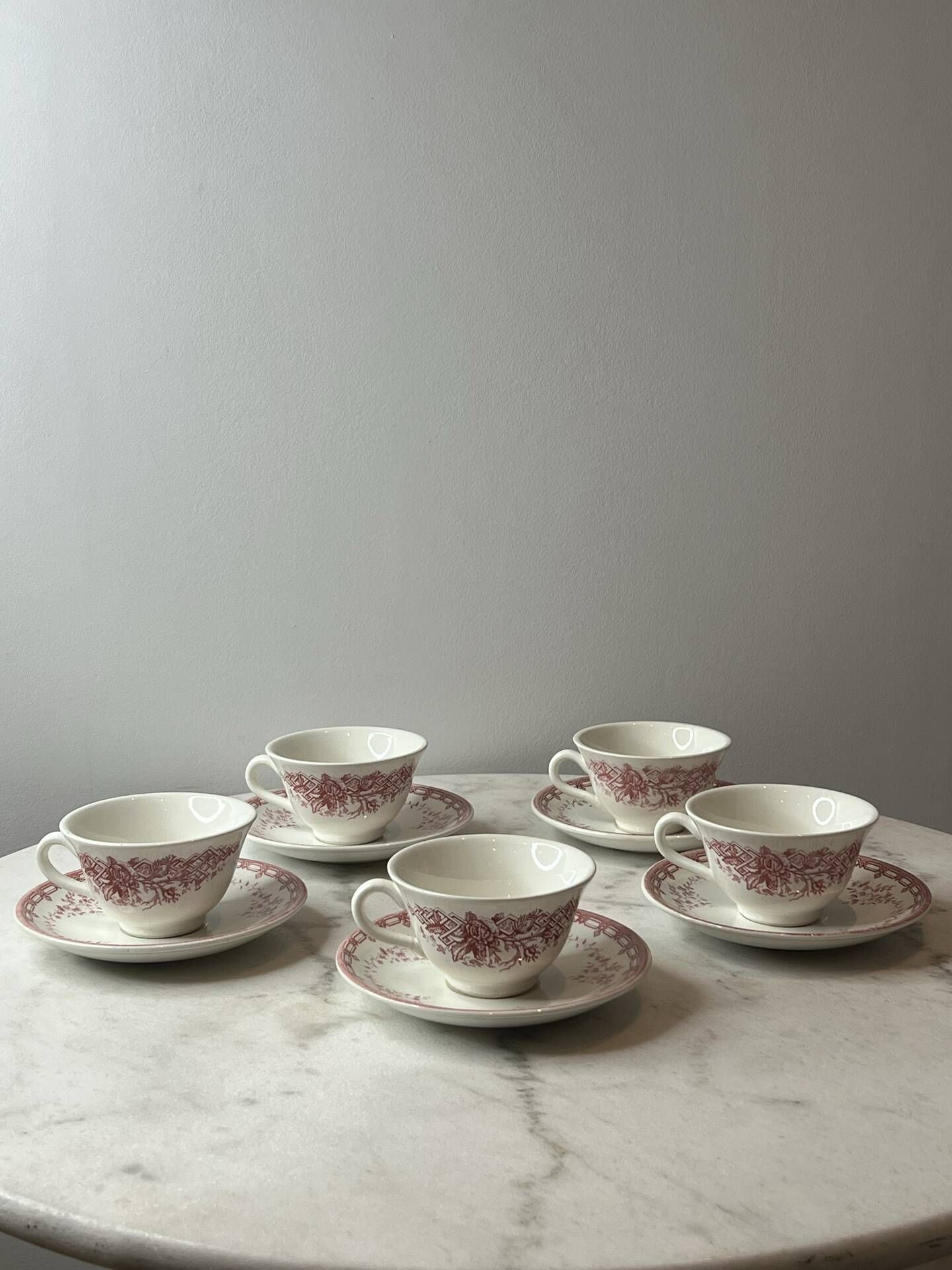 Set of 5 cups and saucers Sarreguemines with red rose decoration.