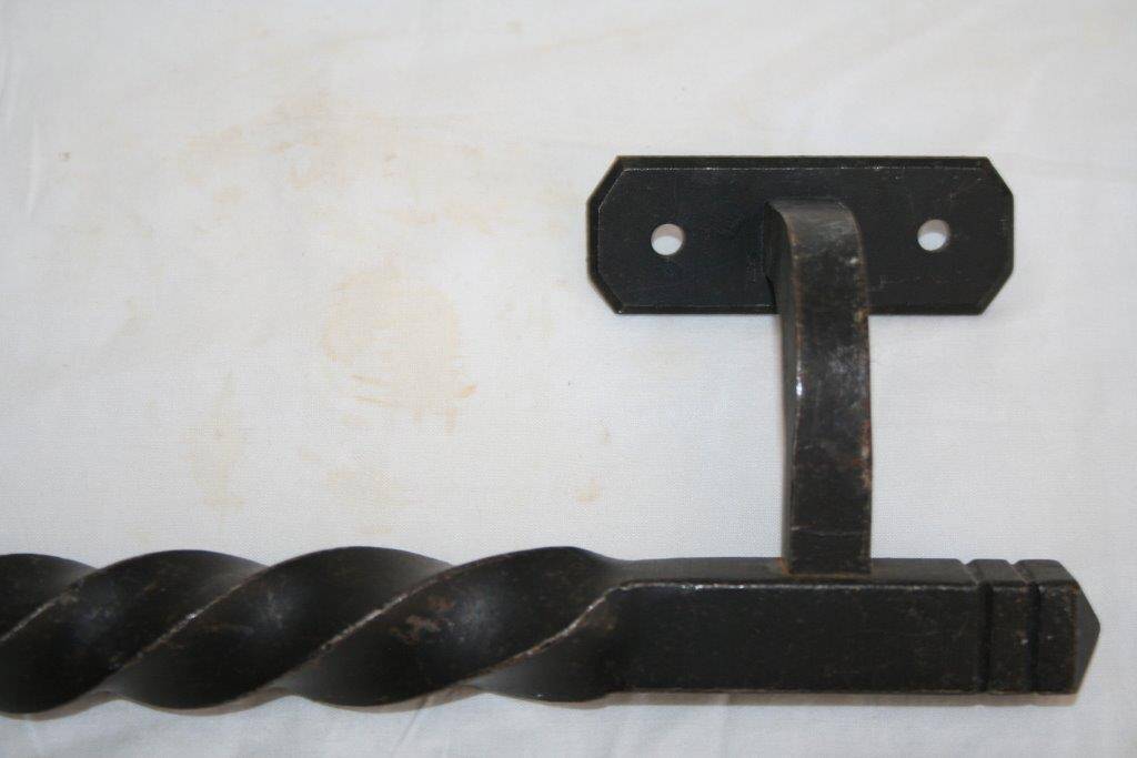 TORSADE iron offset marshal's baton door handle