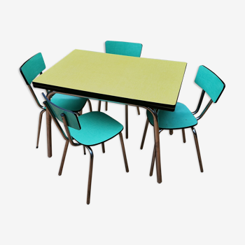 Ensemble de table extensible en formica et 4 chaises