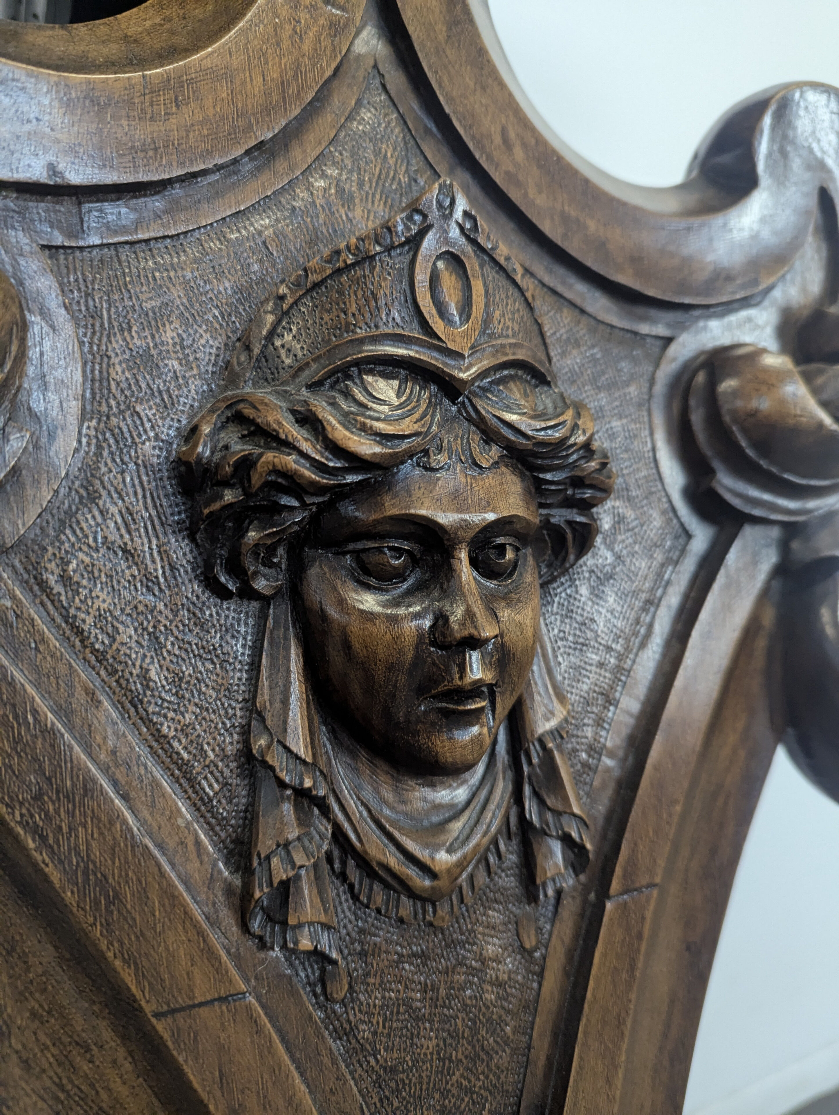 Selette de style Renaissance en noyer