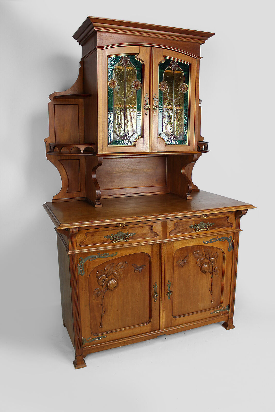 Buffet Art Nouveau en acajou sculpté et vitraux, vers 1900
