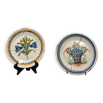 Deux assiettes anciennes en faïence XVIII ème, agrafés