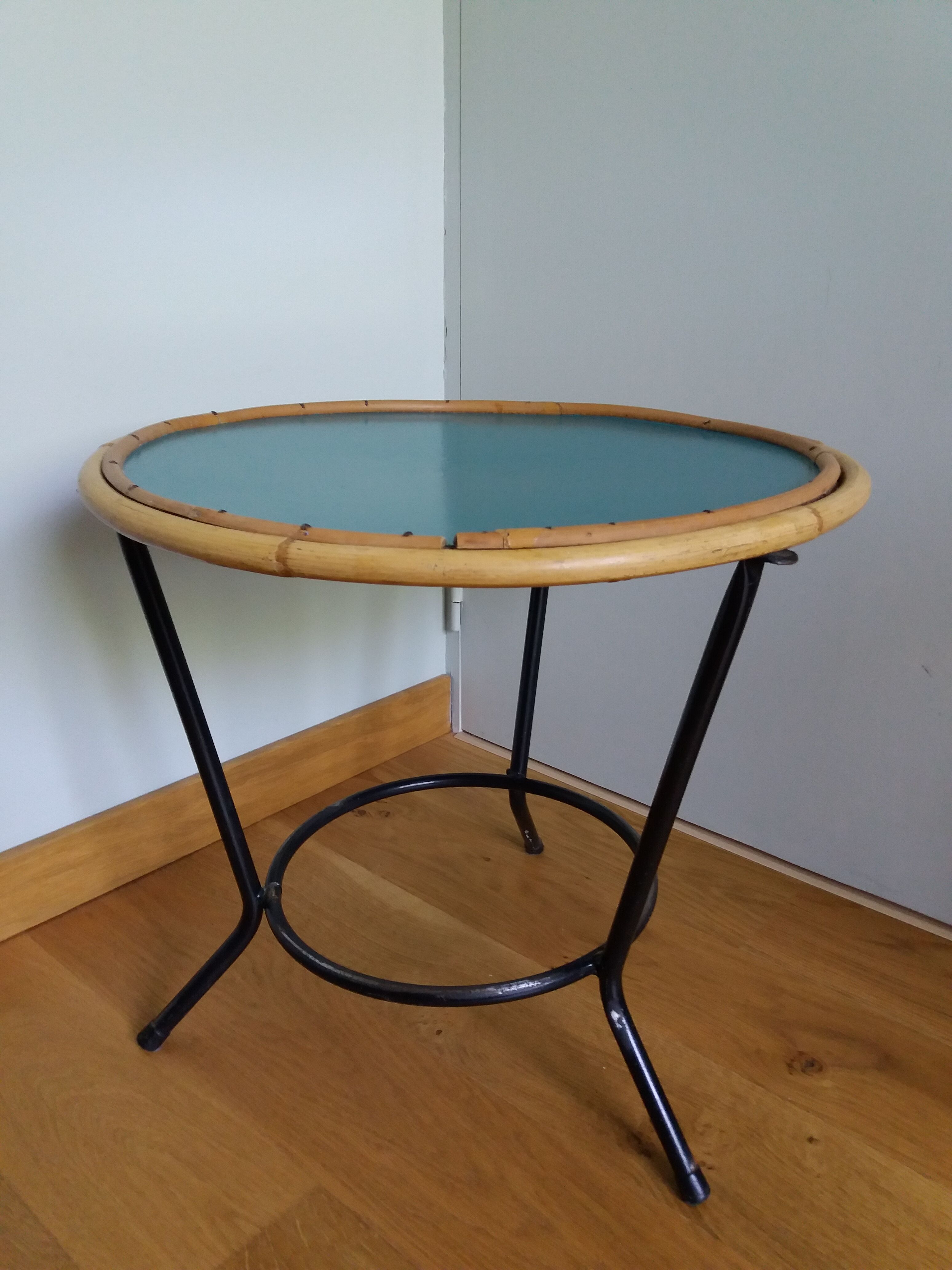 Table basse ronde en rotin et métal revisitée