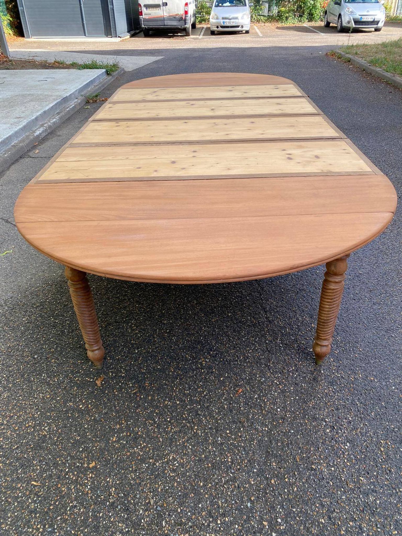 Round extendable banquet table stripped in solid mahogany with 4 extensions, 19th century.