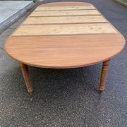 Round extendable banquet table stripped in solid mahogany with 4 extensions, 19th century.