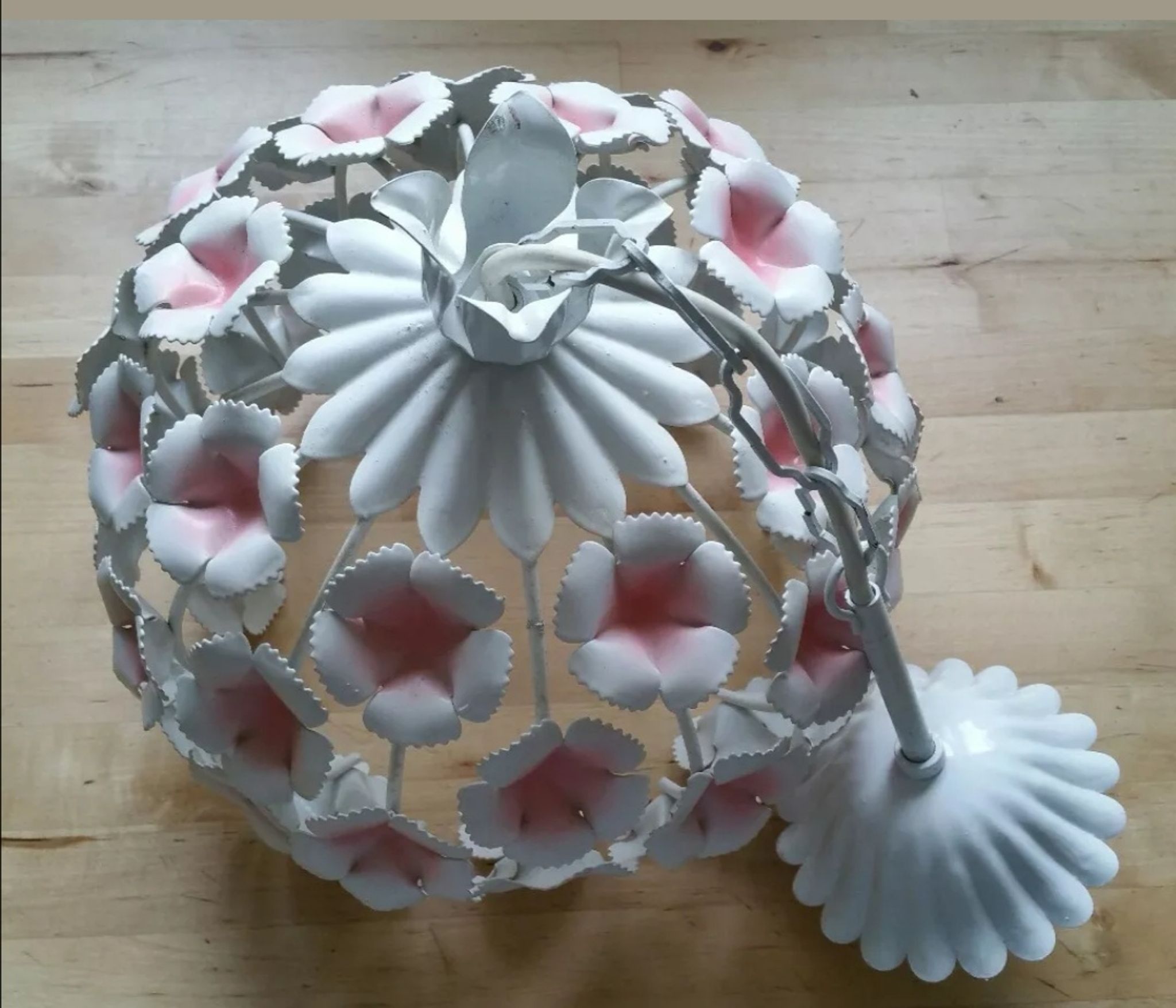 Suspension vintage fleurs tôle peinte