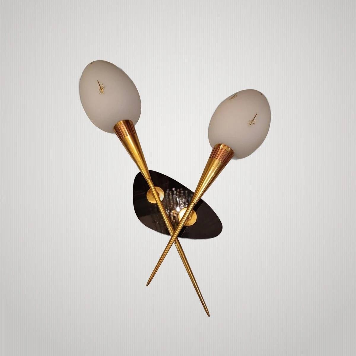 Beautiful is the impressive wall light offered by the house of luminaire arlus year.