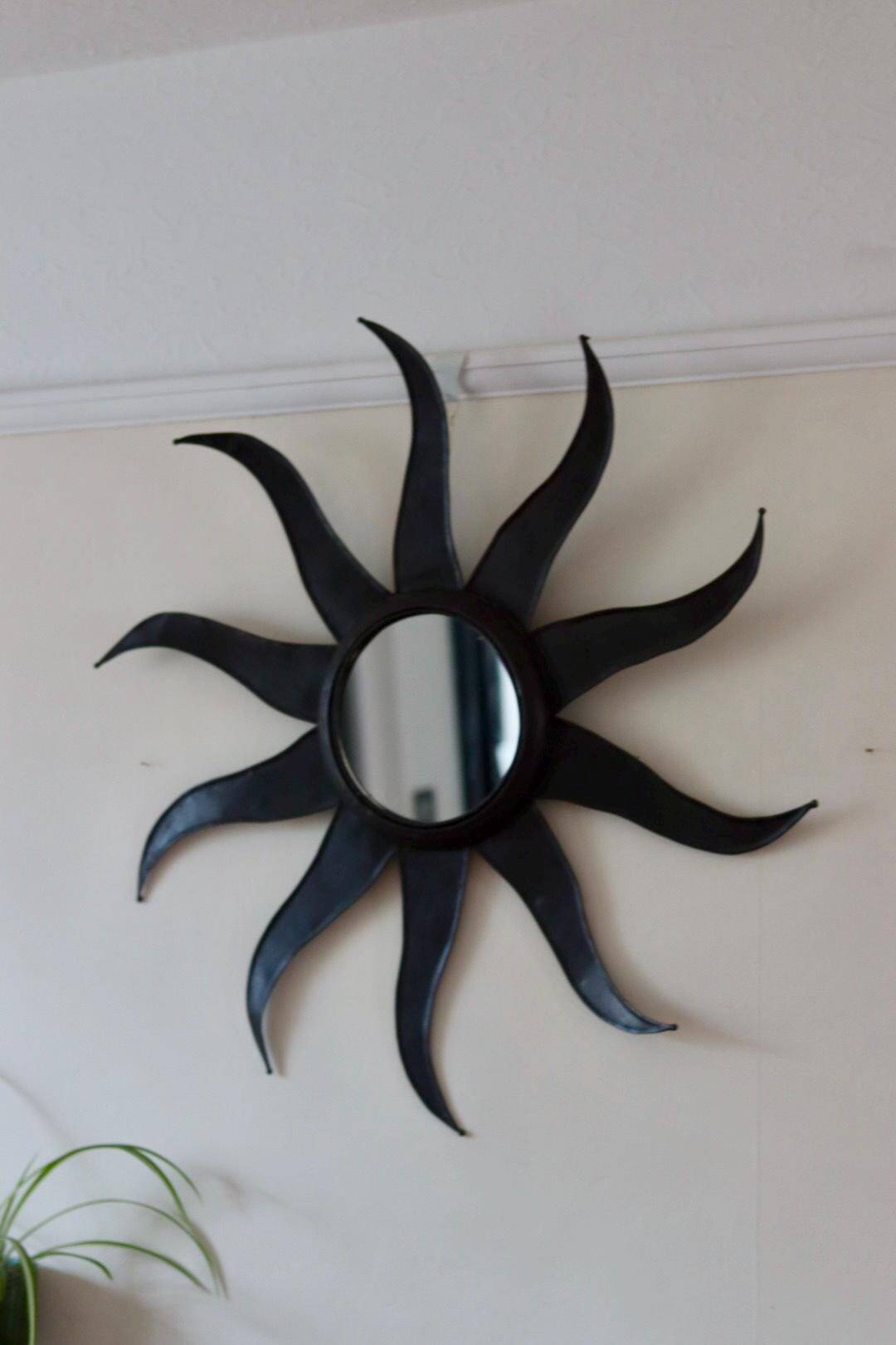 Miroir mural vintage en métal à motif soleil éclatant