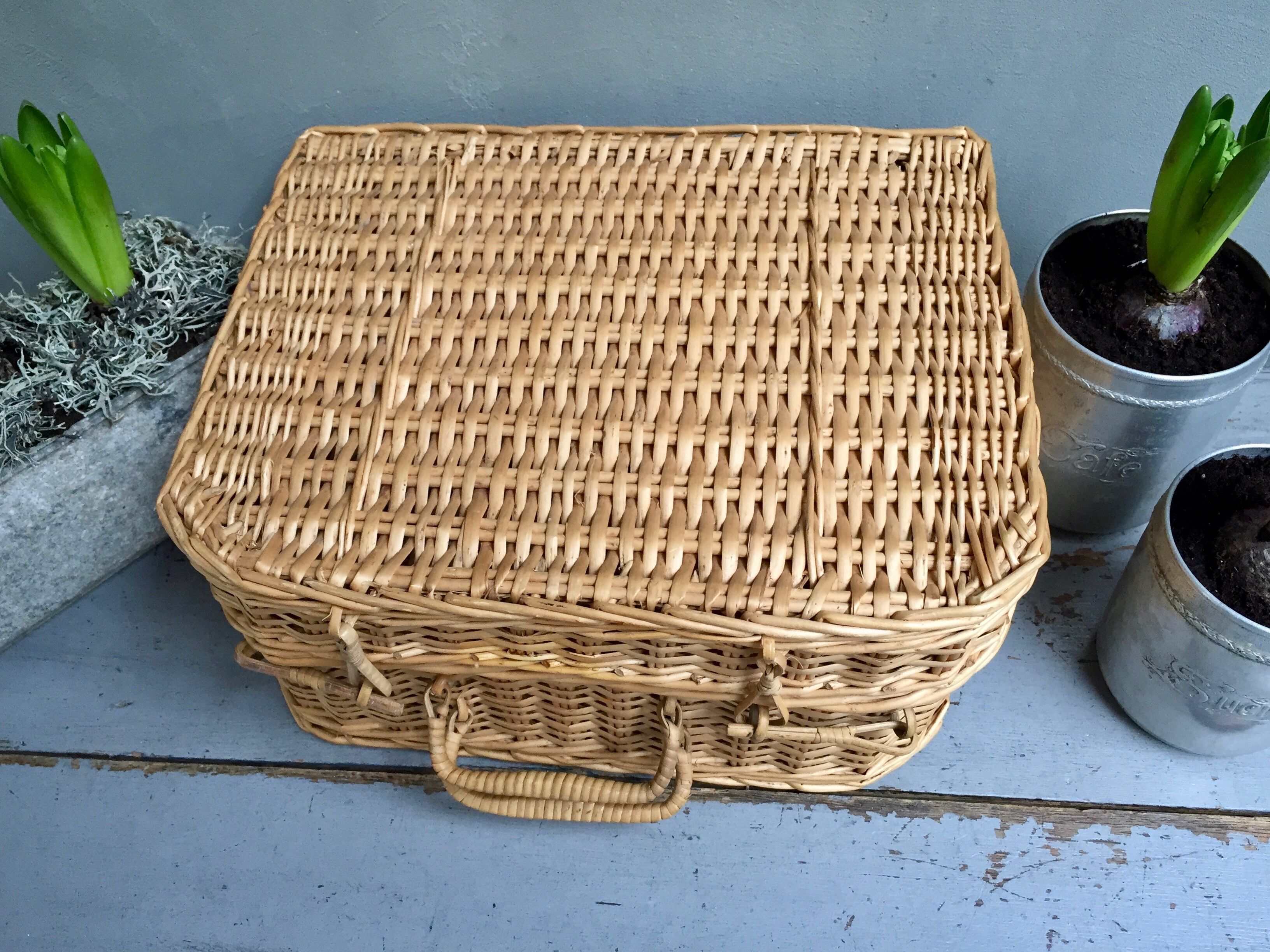 Vintage rattan case
