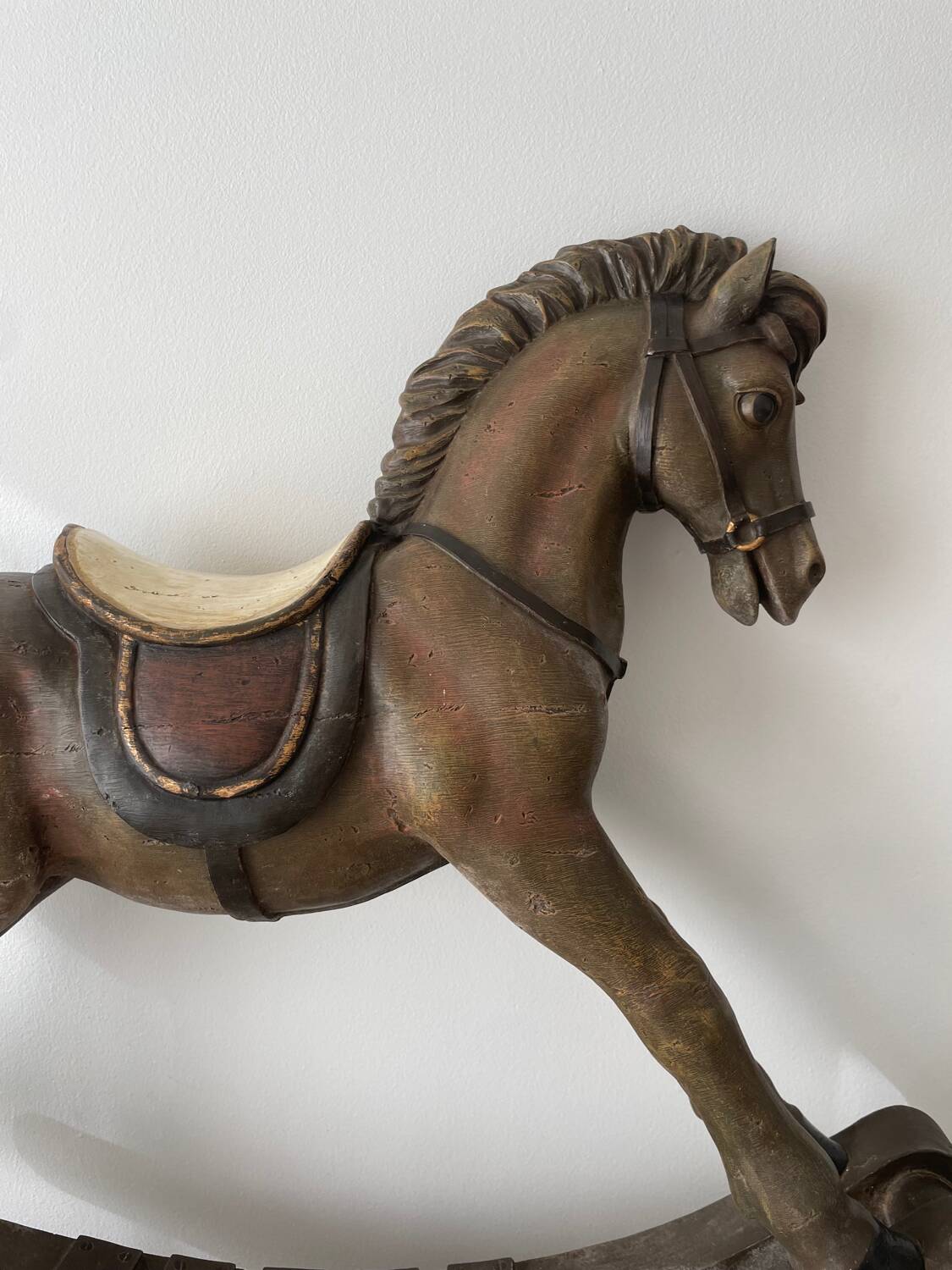 Cheval à bascule antique