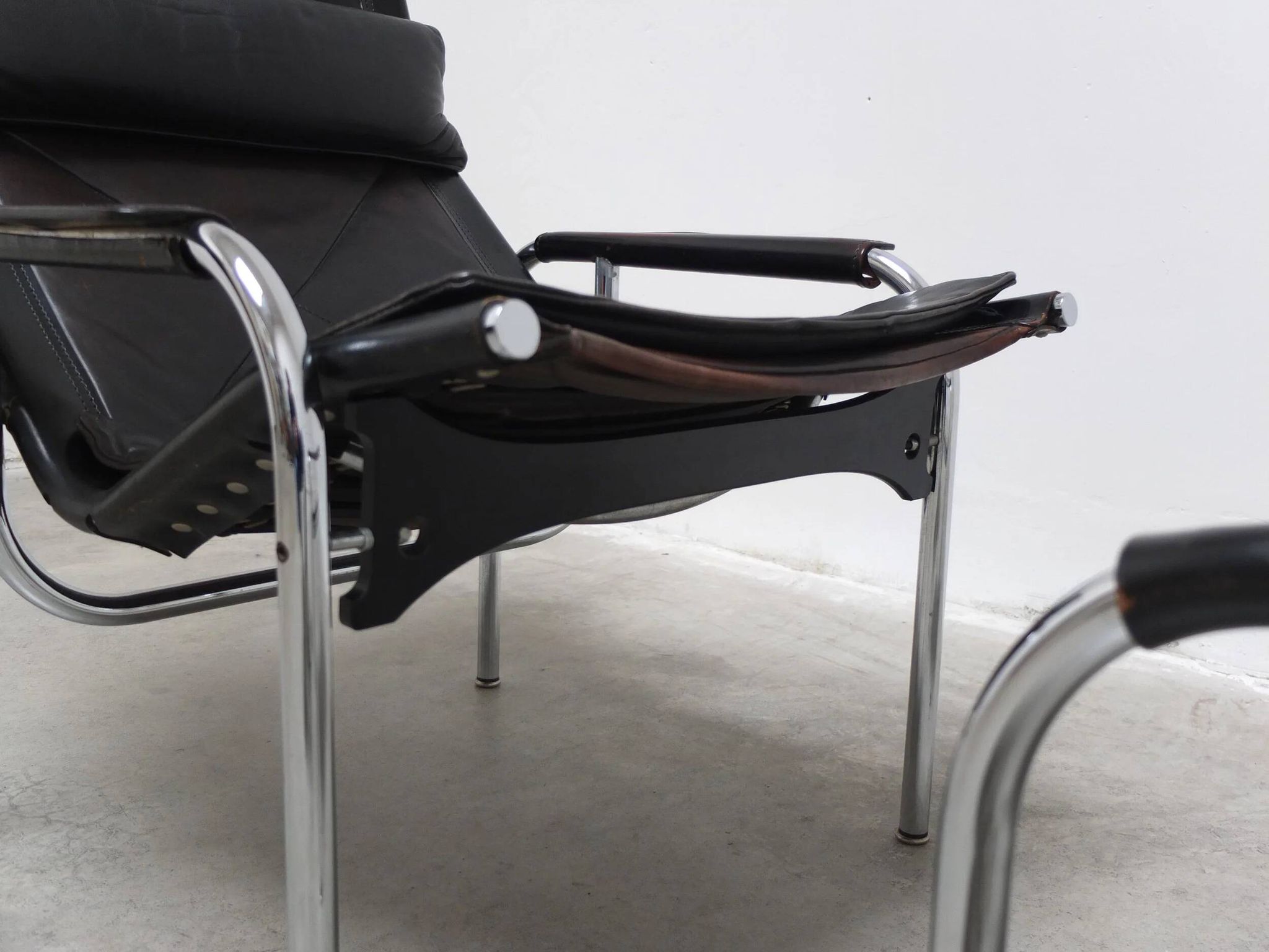 Reclining 'HE1106' lounge chair with ottoman by Hans Eichenberger for Strässle, 1978