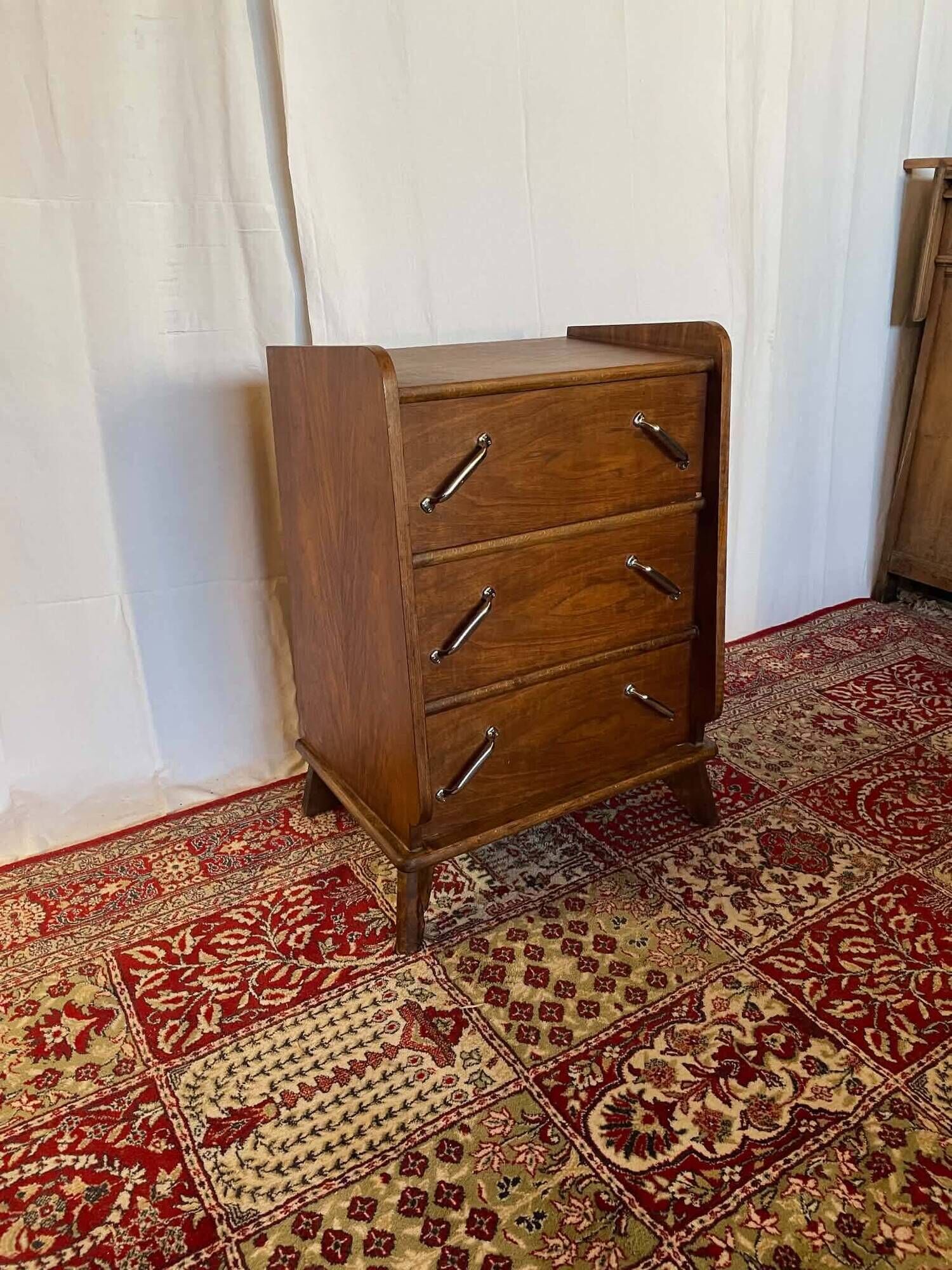 Small vintage chest of drawers in walnut and walnut veneer – 3 drawers