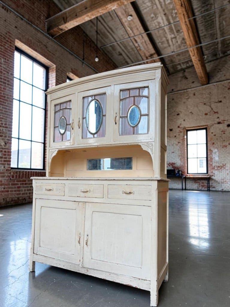 Buffet vintage blanc cassé / meuble de brocante