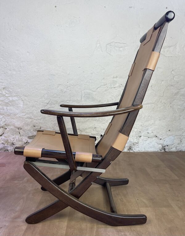 Fauteuil en cuir de style colonial et son ottoman