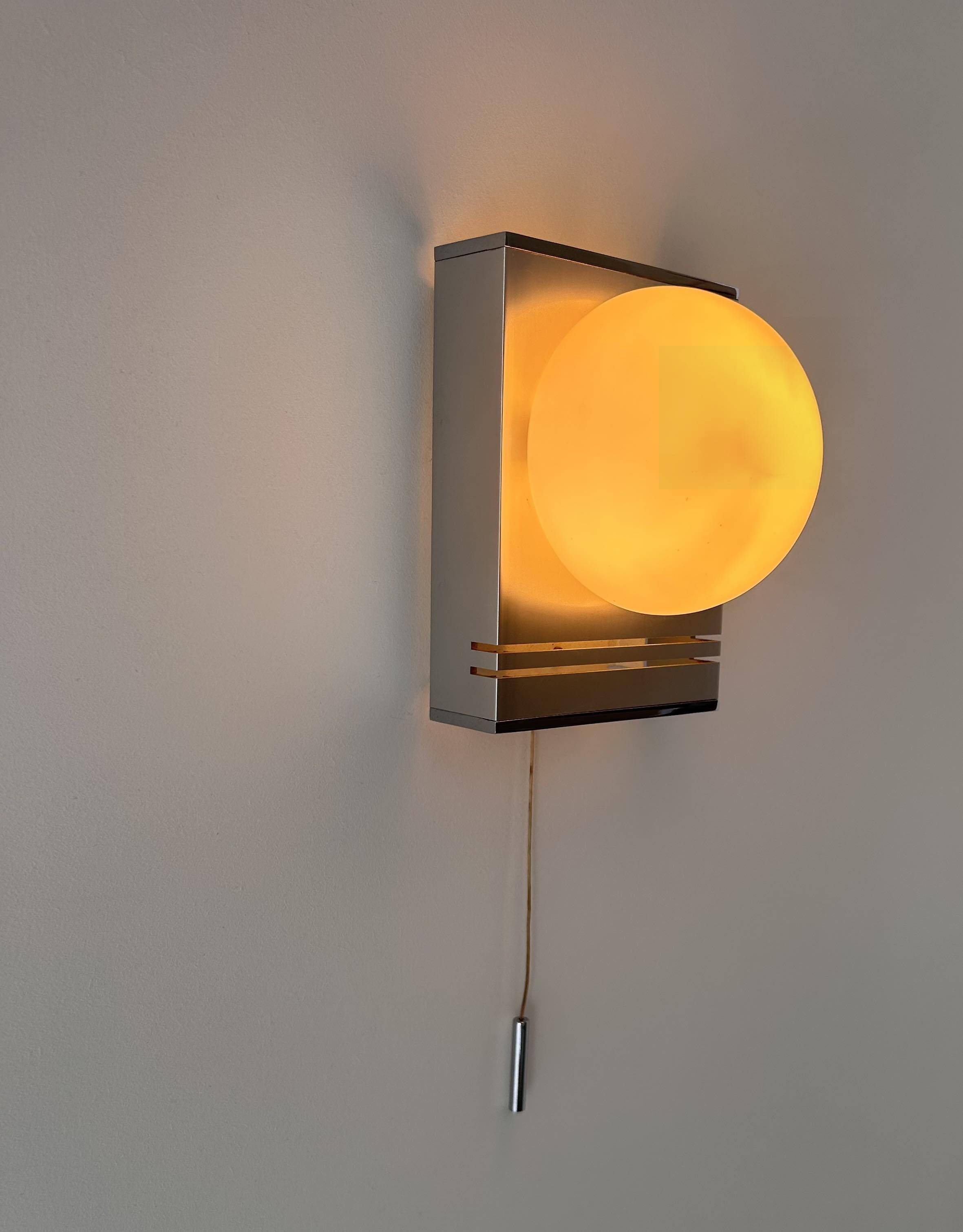 Applique vintage, chrome et opaline, France 1970