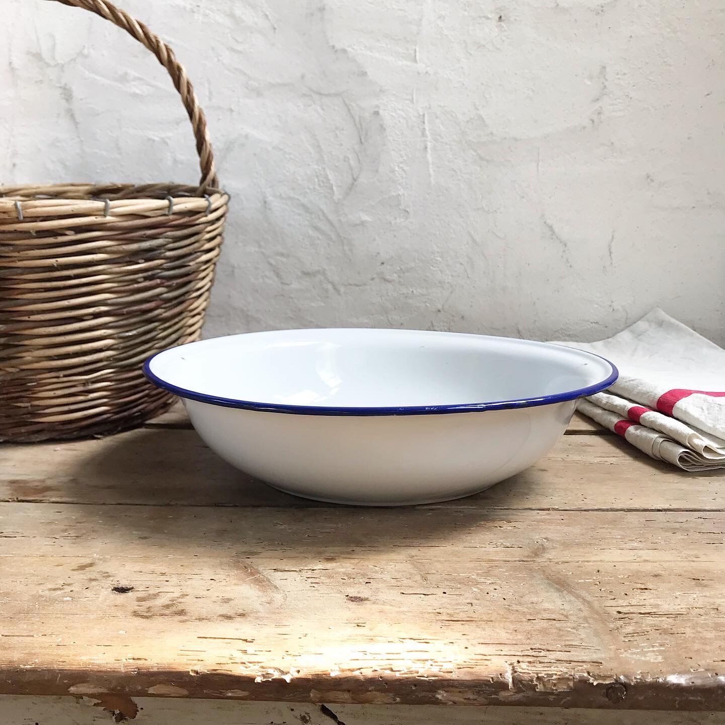 Enamelled sheet metal basin