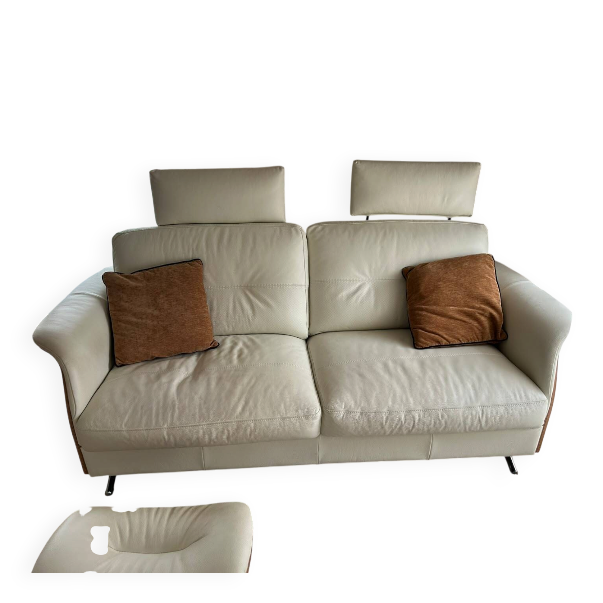 Ecru leather 2.5-seater sofa with walnut armrests.