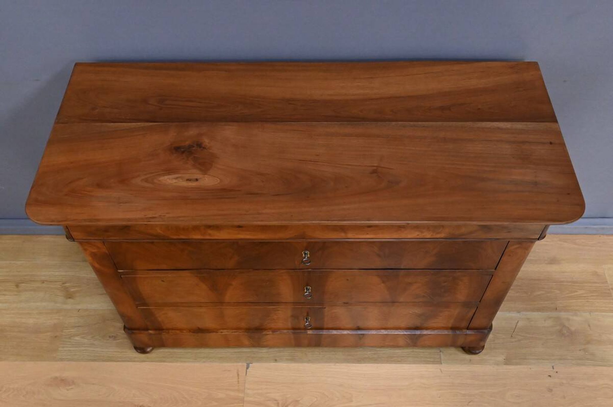 Walnut burl commode, Restoration period – early 19th century