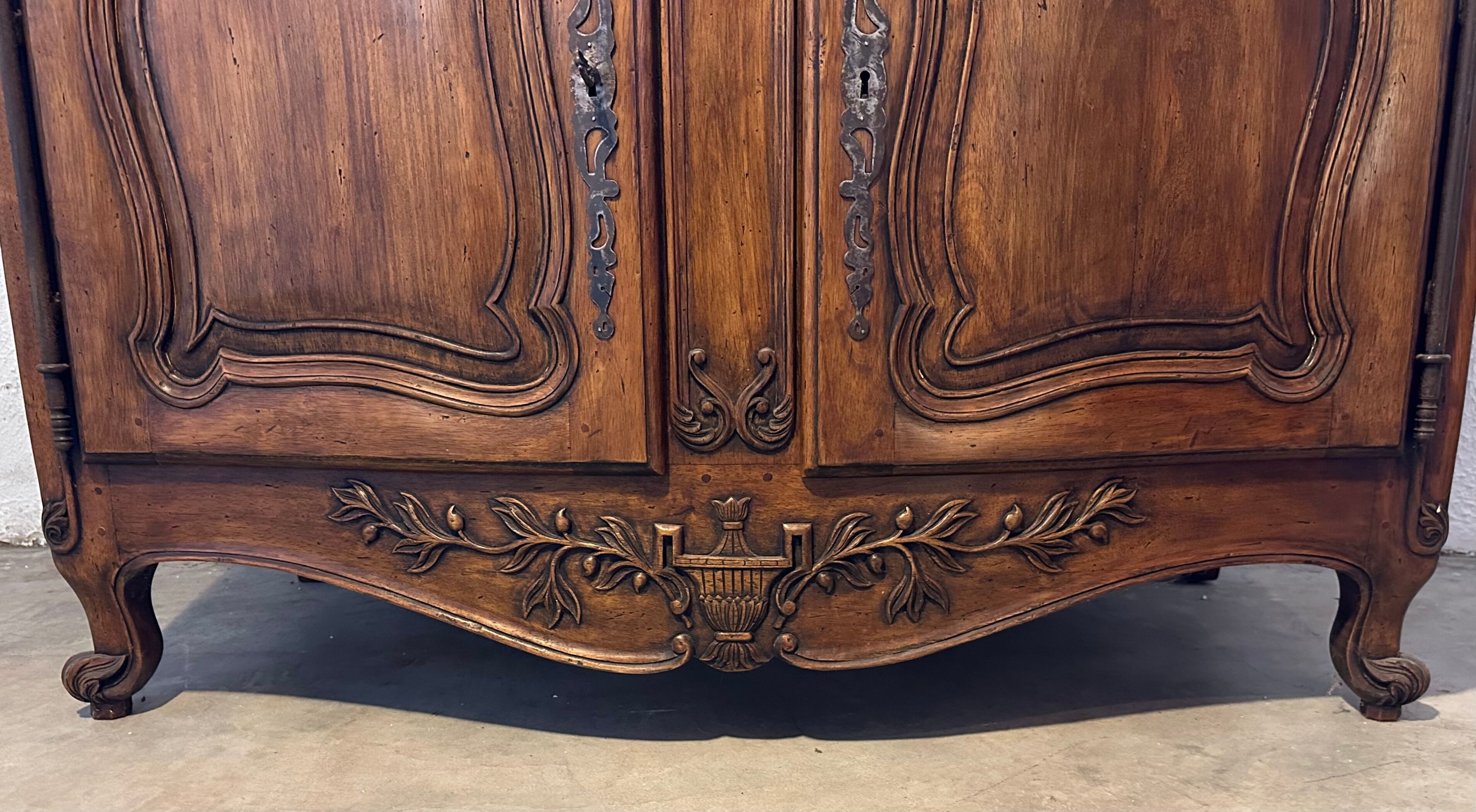 Carved Provencal buffet in Louis XV style with 2 doors