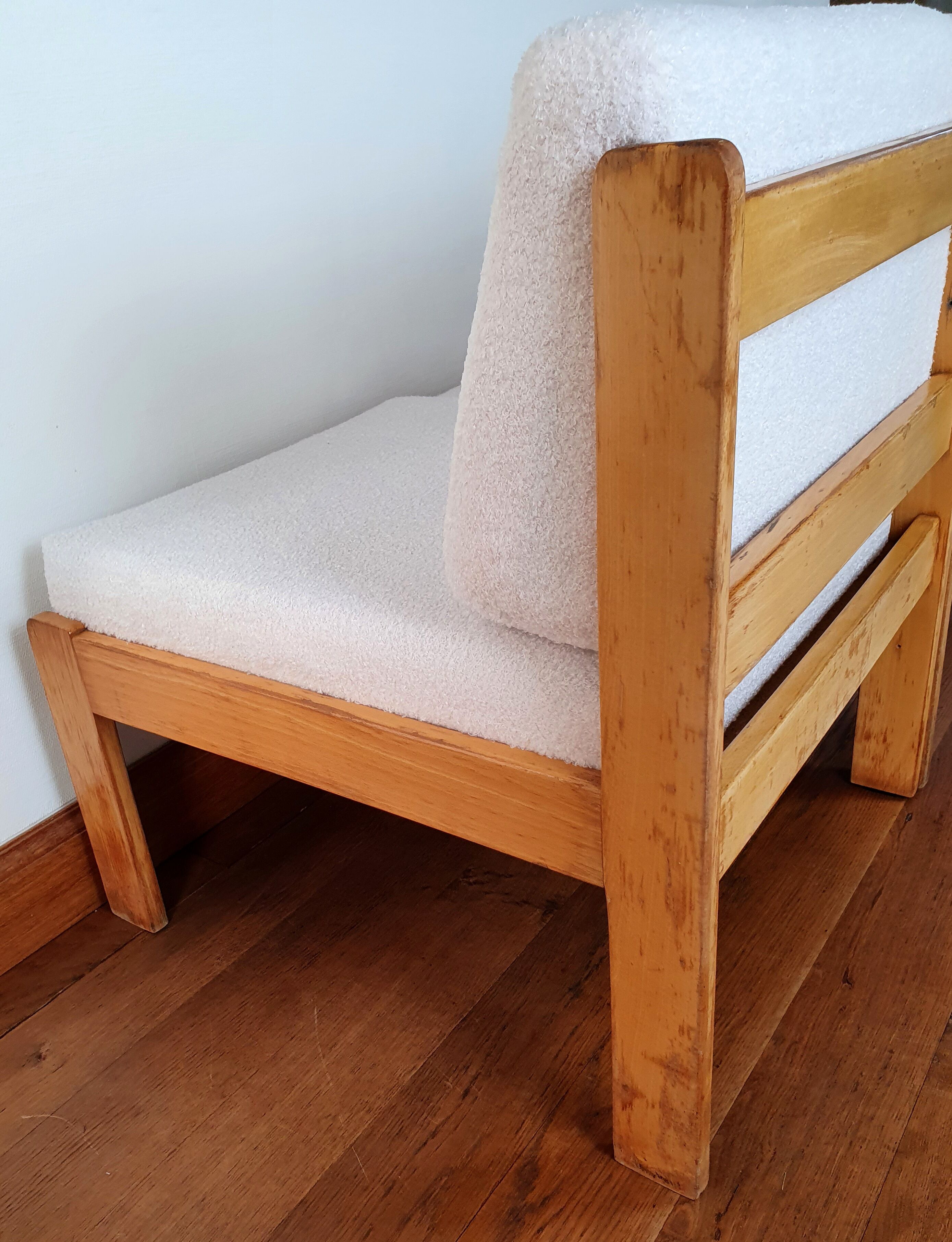 Paire de chauffeuses bois et tissu bouclette