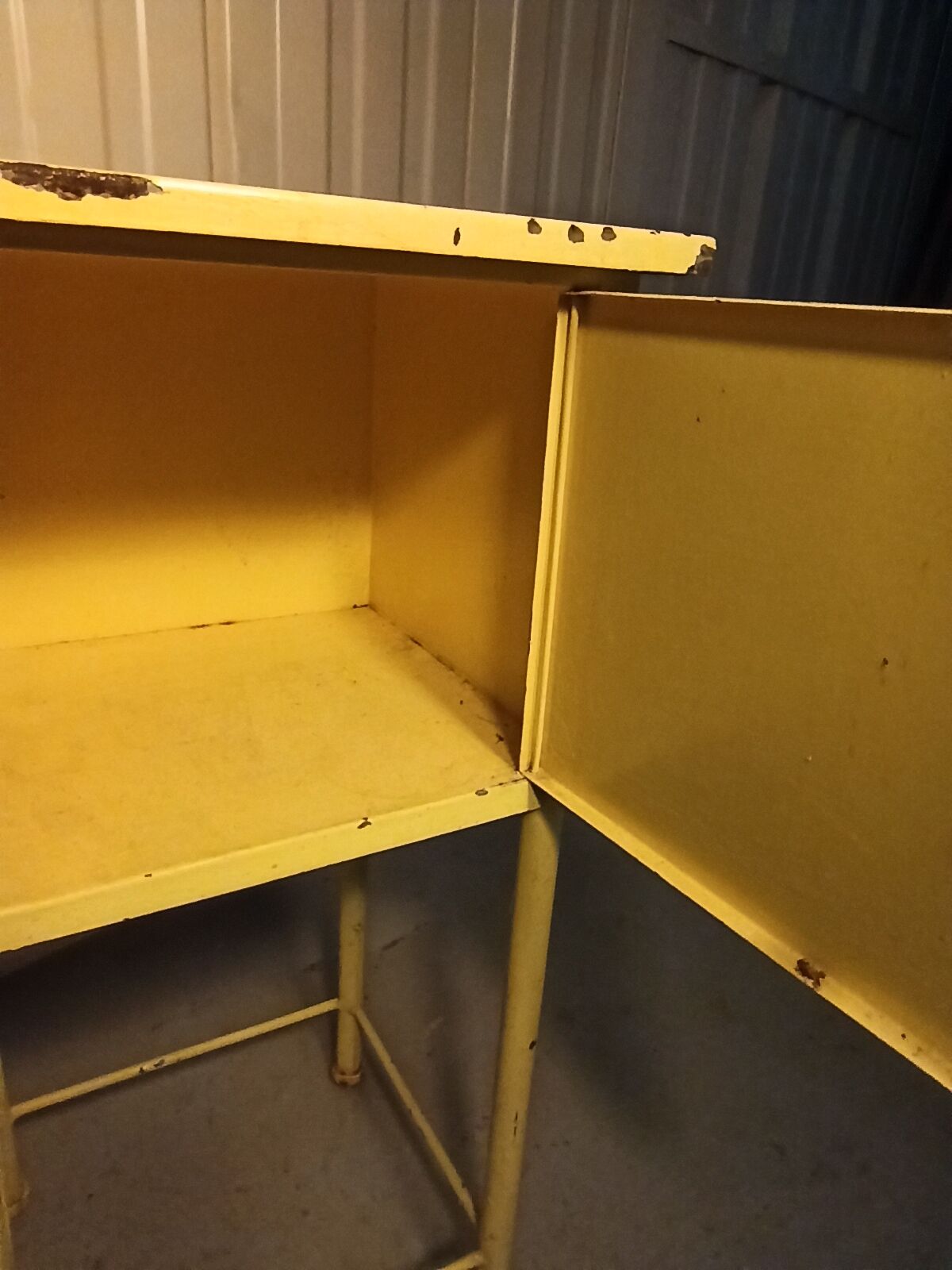 Meuble atelier métallique industriel une porte jaune