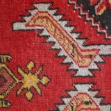 Tapis vintage fait main Yastik en laine rouge vif (50cm x 96cm)