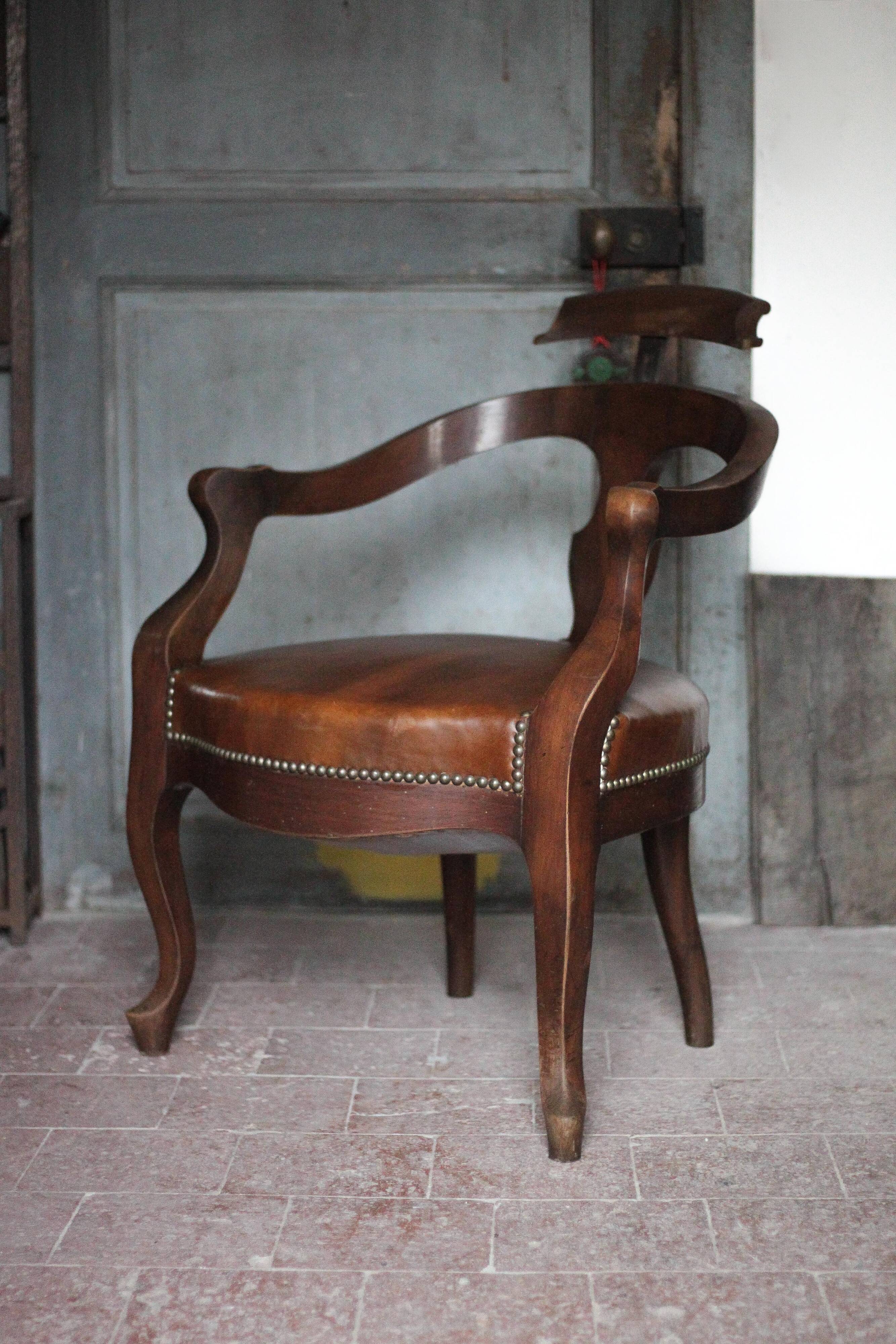 Barber chair in wood and leather with adjustable headrest, office chair.