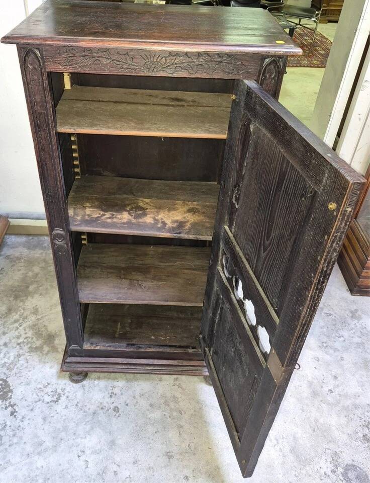 Cabinet en chêne richement sculpté, d’inspiration gothique, datant du XIXe
