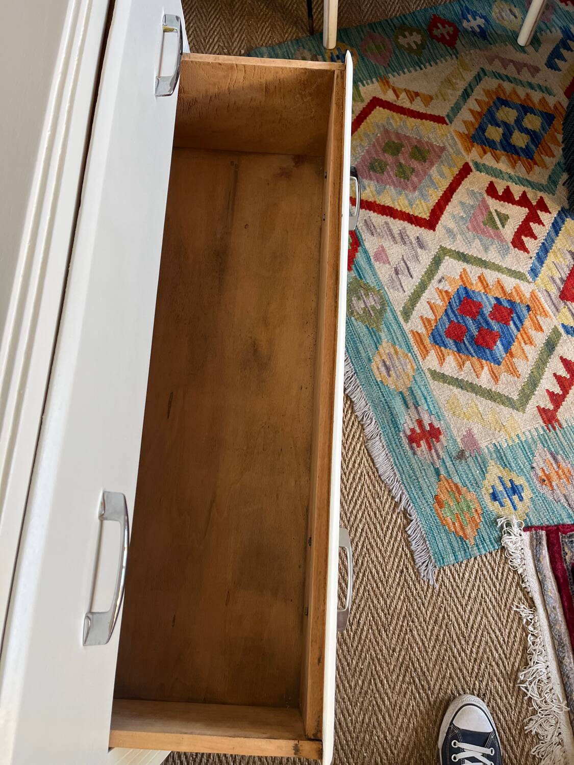 Vintage chest of drawers restored in white painted wood